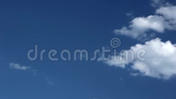 天气条件改变天空乌云密布天空乌云密布天空飘过蓝天天空飘过蓬松的白云视频的预览图