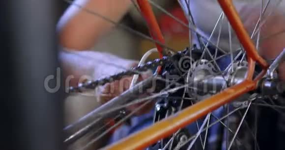 女修自行车在4K车间视频的预览图