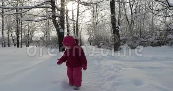 小孩子正在冬天的公园里玩耍视频的预览图