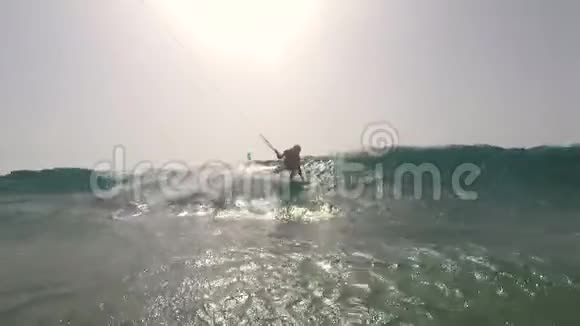3冲浪者乘风破浪视频的预览图