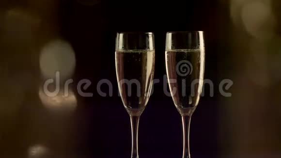 提供两个带闪烁香槟和假日的长笛视频的预览图
