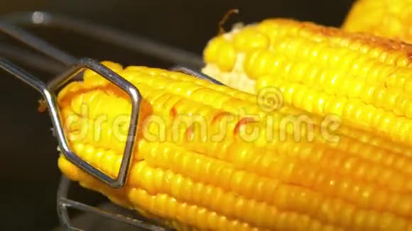 健康的素食烧烤成熟的黄金玉米视频的预览图