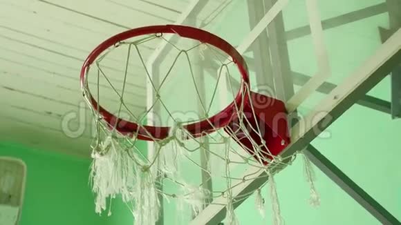 学校体育健身中心的篮球圈和广告牌视频的预览图