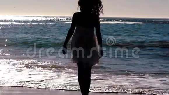 在海滩上跳绳的女人剪影视频的预览图