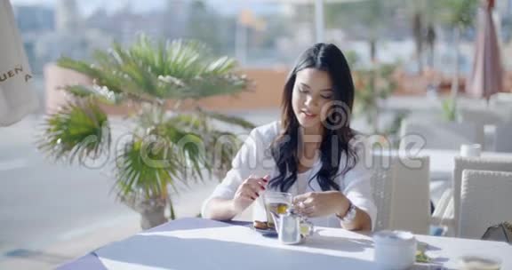 喝茶坐在咖啡厅的女孩视频的预览图