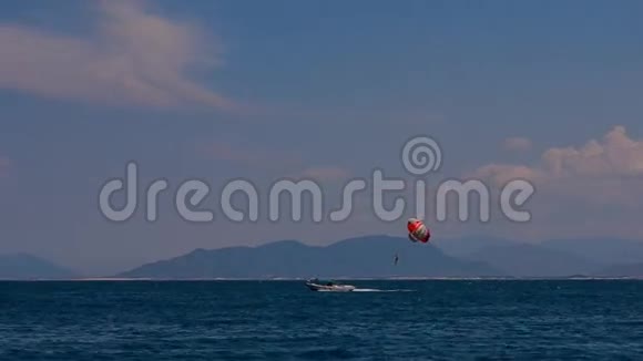 观看风筝在蓝天和群山中冲浪视频的预览图