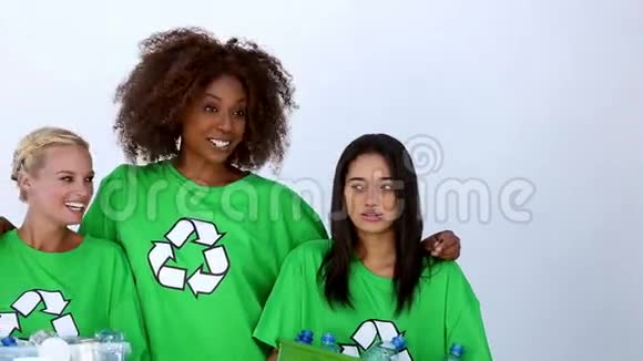 穿绿色生态T恤的女性视频的预览图