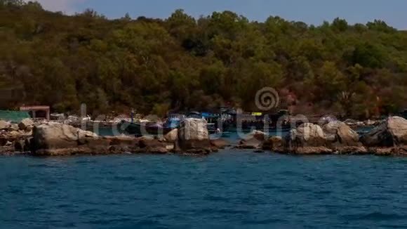 石海岸景海湾有渔船靠山视频的预览图
