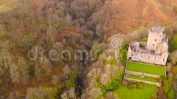 苏格兰克拉克曼郡格伦杜勒中世纪城堡坎贝尔废墟的鸟瞰图视频的预览图