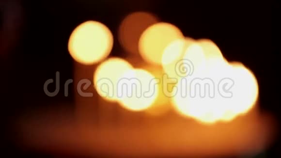 在教堂里许多蜡烛燃烧着火焰视频的预览图