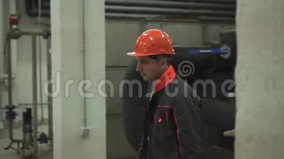 一位年轻的工程师在技术室在工厂里视频的预览图