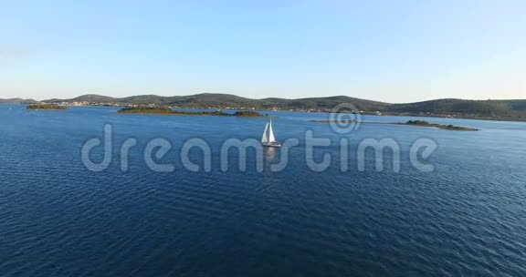 游艇在克罗地亚加莱斯尼亚克岛附近航行视频的预览图
