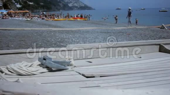 意大利SpiaggiaGrandaPositano海滩上的人视频的预览图