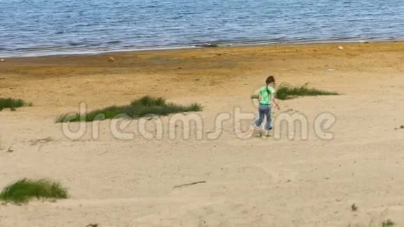 小女孩走在沙滩上视频的预览图