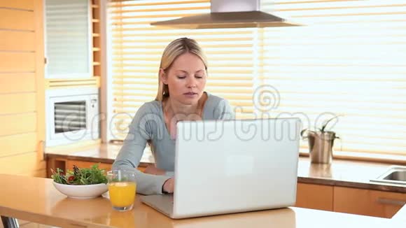 女人喝一杯橙汁视频的预览图