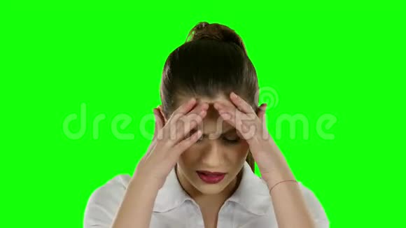 女商人头痛绿色屏幕视频的预览图