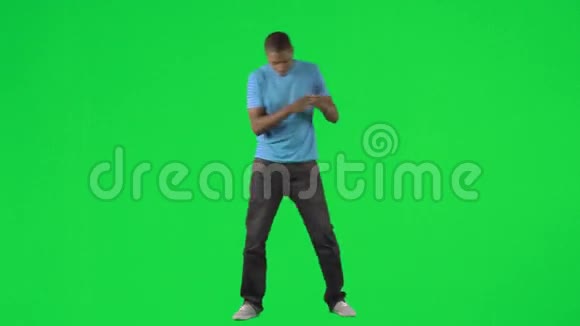 美国黑人在绿色屏幕上唱歌跳舞视频的预览图