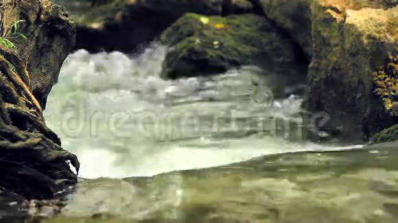 溪流水之上的汤泡视频的预览图