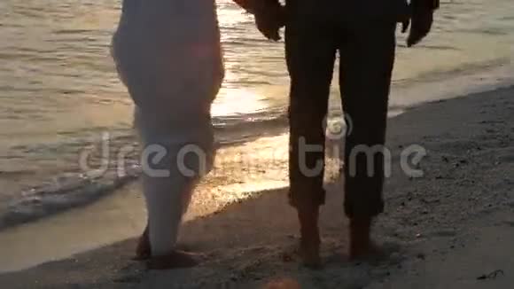 日落与情侣在美丽的海滩婚礼视频的预览图