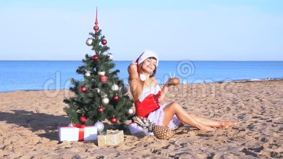 穿着圣诞服装在海滩度假村过新年的女孩视频的预览图