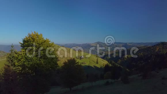飞越喀尔巴阡山脉的一座乡村房子视频的预览图