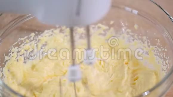 在碗里滴黄油霜视频的预览图