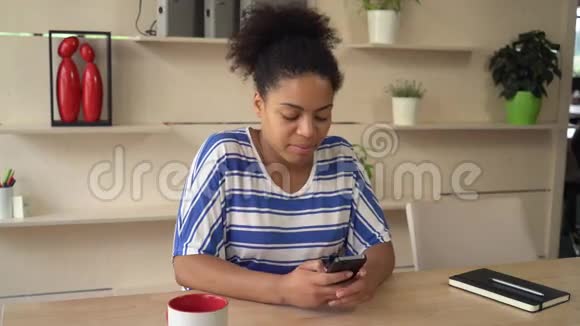 混合种族年轻女性在智能手机上发短信视频的预览图