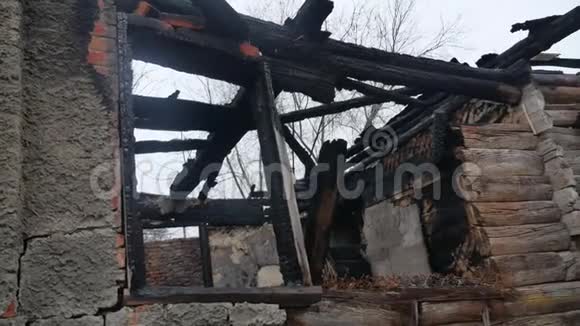 大火后烧毁的旧木屋的内部视频的预览图