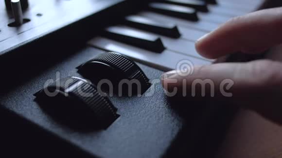 音乐家在音乐键盘上演奏视频的预览图