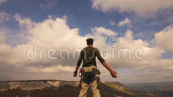 徒步旅行者在山顶放松享受日出视频的预览图