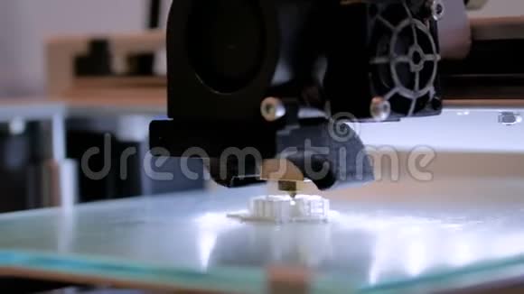 自动3d打印机打印塑料模型的过程视频的预览图