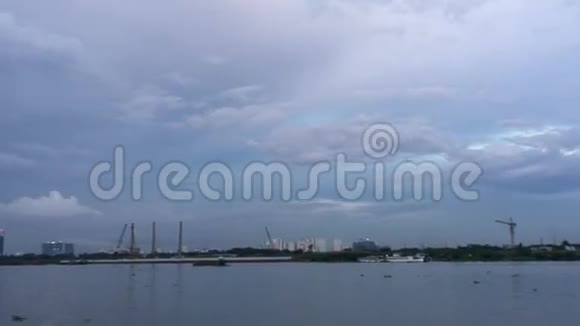 黄昏时西贡河的景色视频的预览图