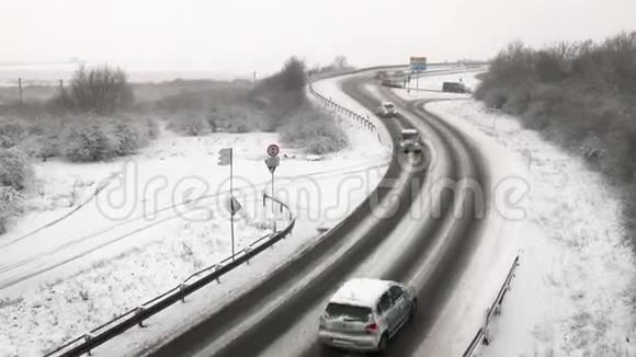 德国乡村公路上的大雪过往的汽车视频的预览图