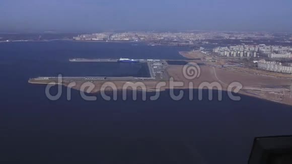 从直升机上俯瞰水面海岸海港城市景观晴天视频的预览图
