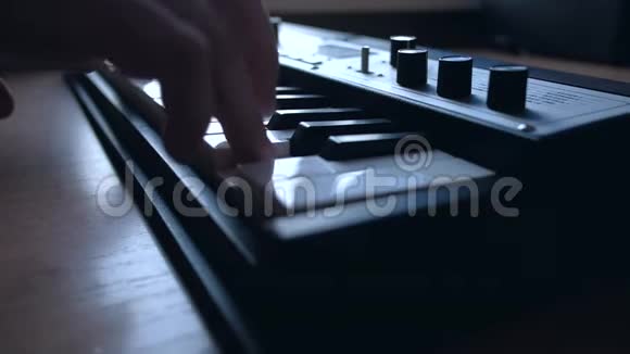 音乐家在音乐键盘上演奏视频的预览图