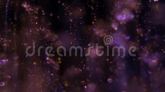 神奇的小圆形模糊的金色粒子粉红色的暗示闪闪发光在黑色的空间上缓慢而随机地移动视频的预览图