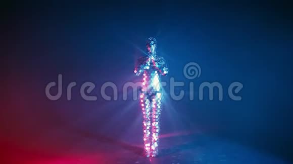 有人在霓虹灯下穿着未来主义的镜服做瑜伽健身运动未来的概念正宗射击视频的预览图