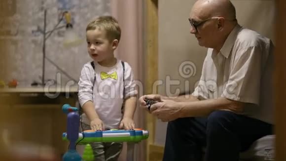 祖父和孩子玩视频的预览图
