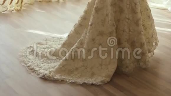 在酒店公寓中漂亮的婚礼礼服视频的预览图