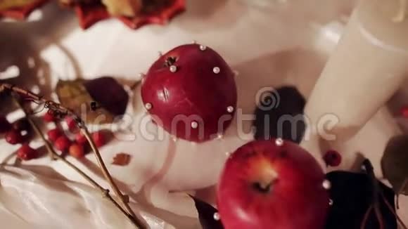 带有蜡烛和苹果秋天的婚礼装饰视频的预览图