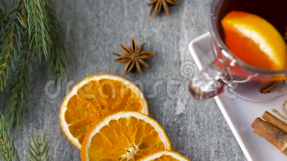 带有橙色和香料的热覆盖葡萄酒视频的预览图