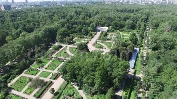 四架直升机拍摄美丽的绿色夏季花园与喷泉在中心晴天城市景观视频的预览图