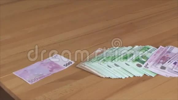 一大堆钱都落在桌子上视频的预览图