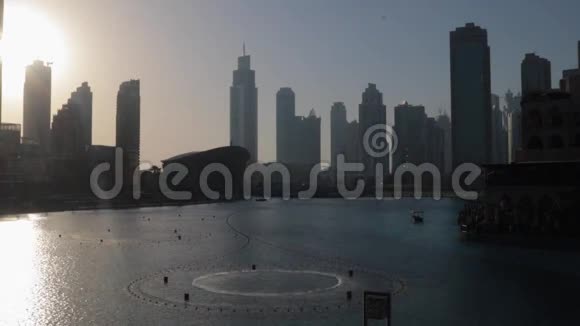 日落时分的迪拜舞蹈喷泉视频的预览图