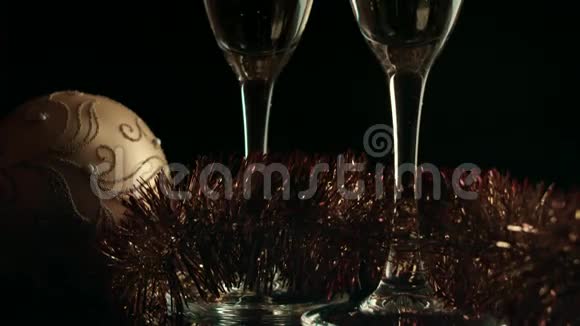 新年装饰和两个香槟瓶视频的预览图