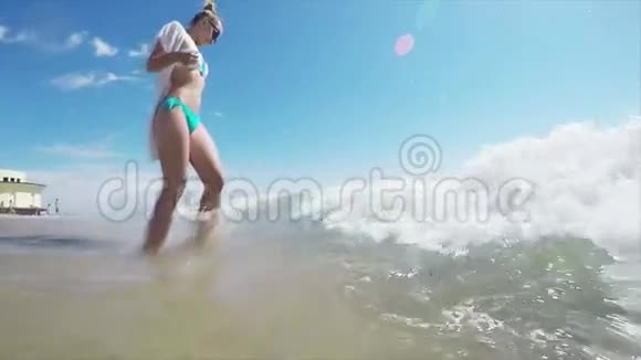 美丽的女孩实现梦想热带海滩视频的预览图