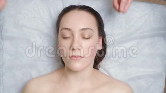 年轻女性在美容院做面部按摩的视频视频的预览图
