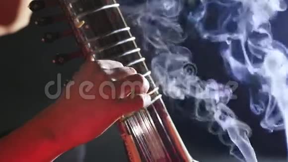 男人玩拉加西塔尔特写镜头东方音乐印度传统弦乐器视频的预览图