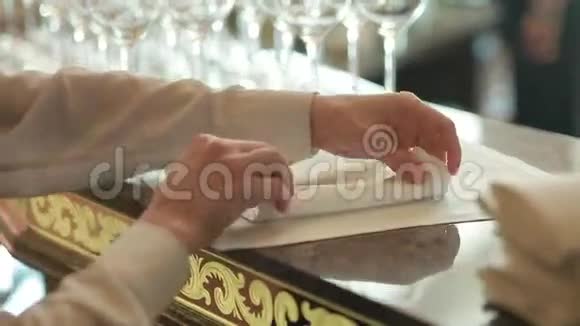 女性手折叠餐巾服务员在餐厅折叠餐巾视频的预览图