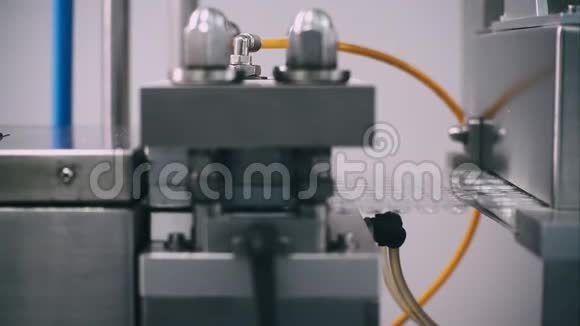 辅助药品生产中的发泡包装机视频的预览图